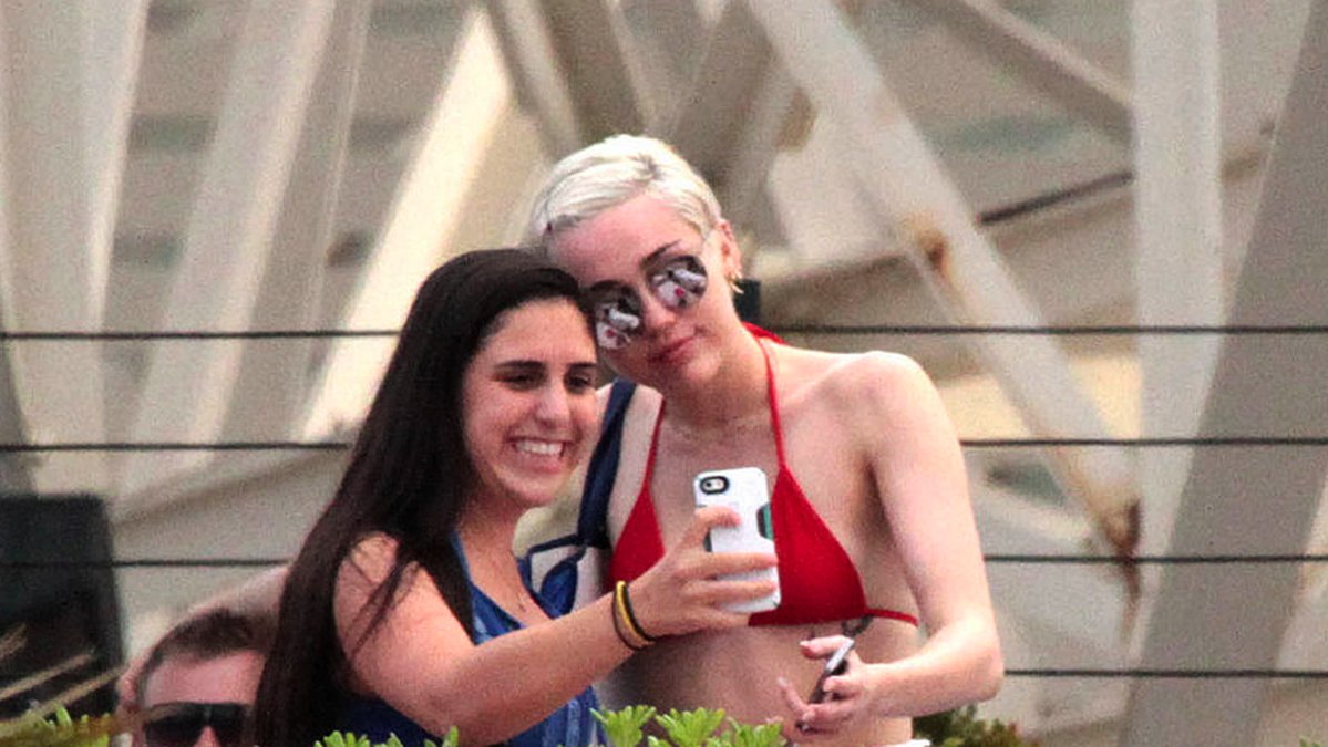 Och heter man Miley Cyrus kan man inte poolmysa utan att behöva ta en och annan selfie. 